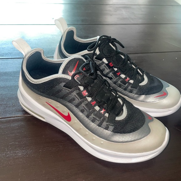 Nike AirMax Axis size 5 youth 7 womens. - Picture 1 of 4